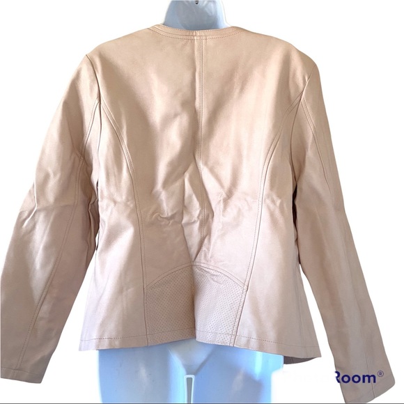 FINAL CHANCE! CLOSET CLOSING! - Picture 3 of 10